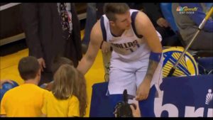 NBA – Gêné par son geste, Luka Doncic console un enfant