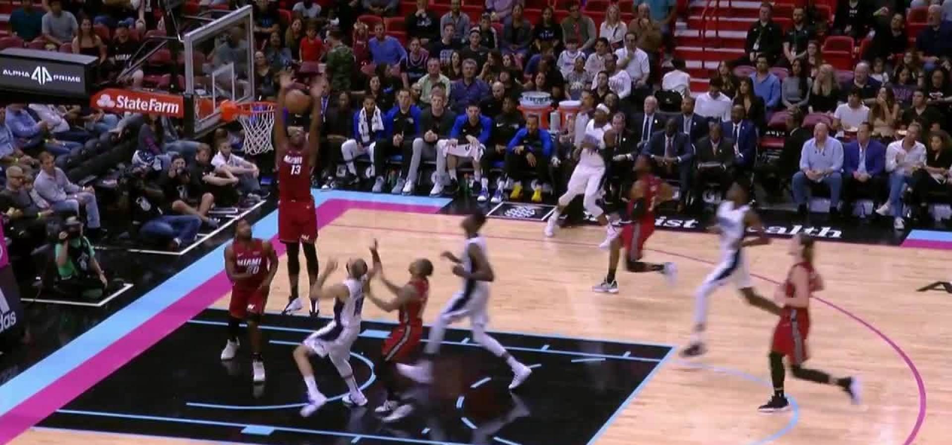 Premier de ce Top 10, le Heat Bam Adebayo montre qu'on peut à la fois défendre et attaquer dans la même action