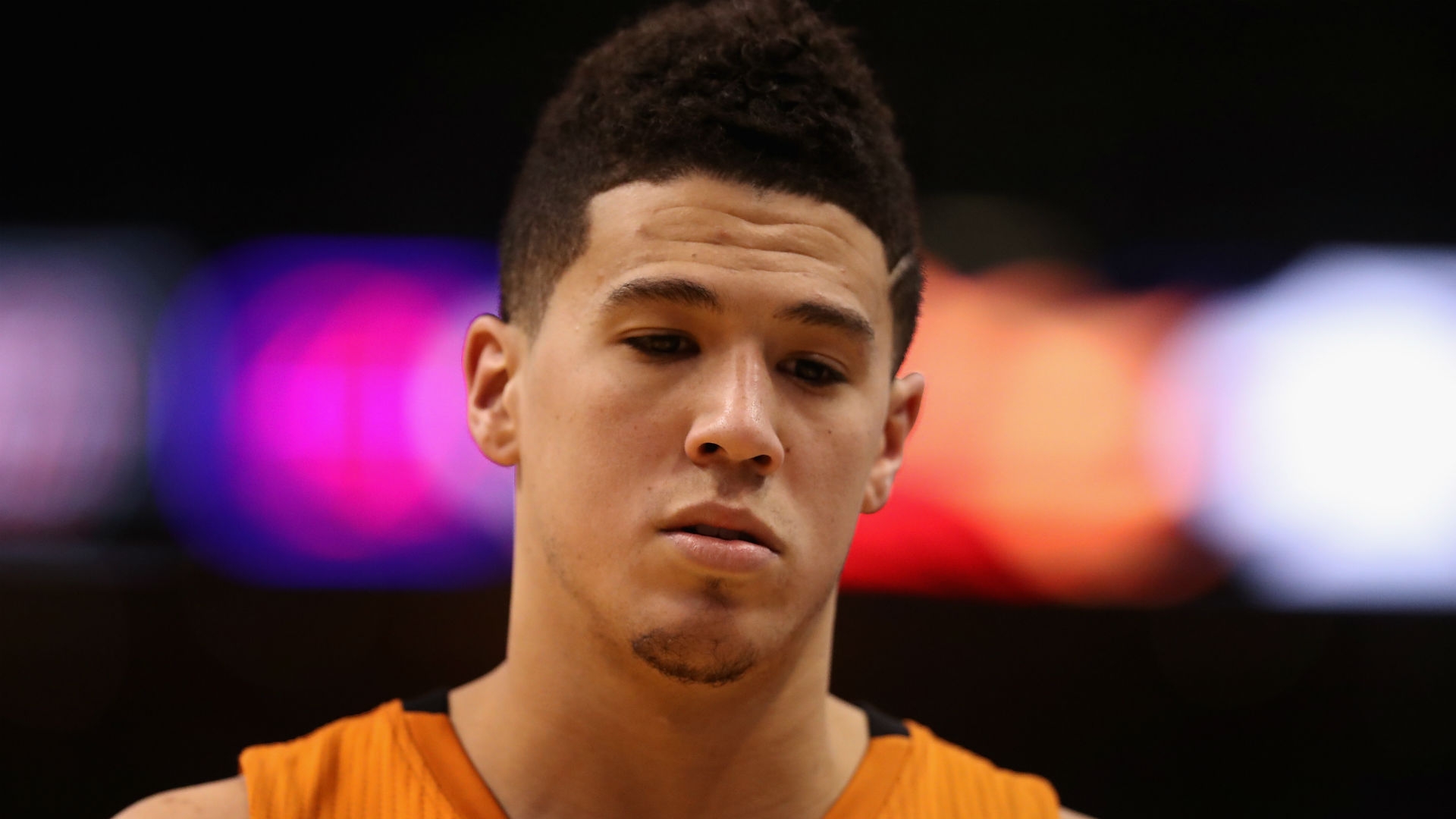 Devin Booker semble traverser une longue traversée du désert à Phoenix. Mais ce dernier l'assure, il est prêt à tout pour rapporter du renfort aux Suns