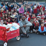 NBA – Kobe Bryant apporte la magie de Noël à de jeunes écoliers