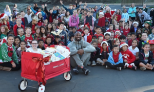 NBA – Kobe Bryant apporte la magie de Noël à de jeunes écoliers