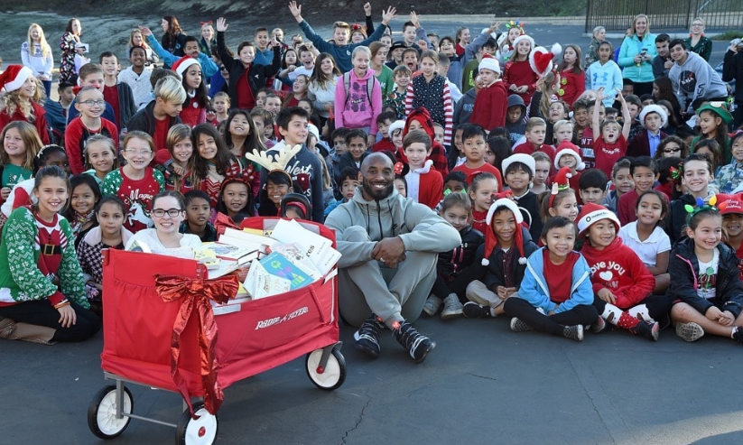 Kobe Bryant s'est rendu à l'Oxford Prep Academy, afin de faire une grosse surprise de Noël à des dizaines d'écoliers