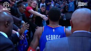 NBA – Quand deux fans veulent la paire de chaussures de Paul George