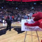 NBA – La géniale scène entre Robin Lopez et la mascotte des Raptors