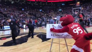 NBA – La géniale scène entre Robin Lopez et la mascotte des Raptors