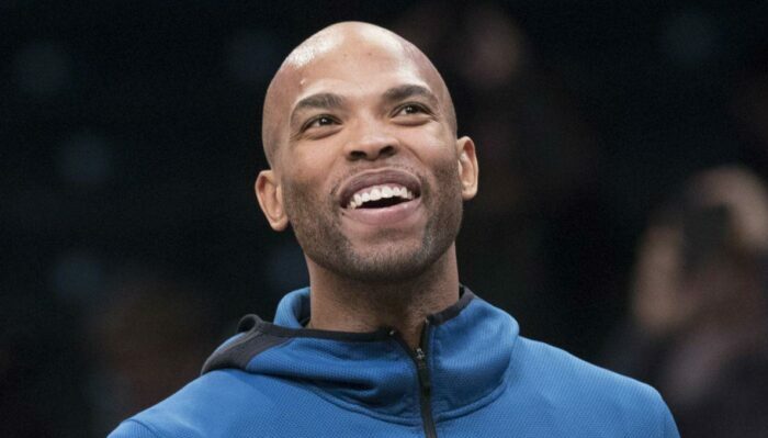 Taj Gibson et ses coéquipiers du Minnesota rigole après la défense avec sa chaussure.