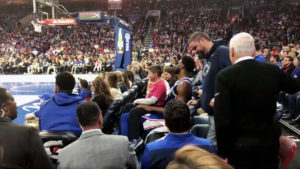 NBA – Joel Embiid s&rsquo;installe en tribunes en plein match