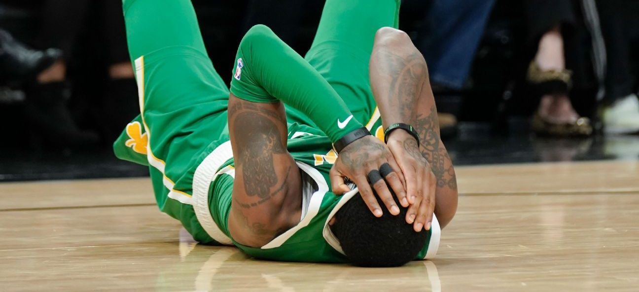 Kyrie Irving allongé sur le sol après sa blessure à l’œil face aux Spurs