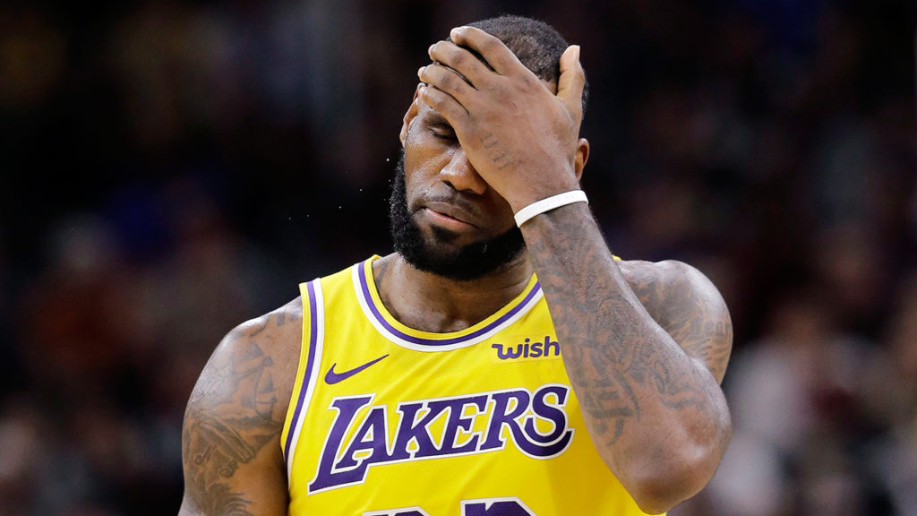 Les playoffs s'éloignent pour LeBron James et les Lakers