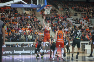 LFB – Lyon sort victorieux face à Bourges et reprend la première place