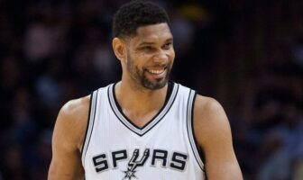 NBA – 4 joueurs qui ont touché (ou touchent encore) de l’argent longtemps après leur départ Tim Duncan a pris sa retraite en 2016 mais continue d'être payé par les Spurs