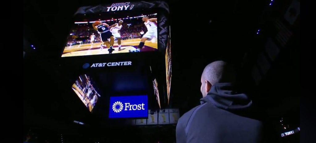 Tony-Parker-Hommage-Spurs-Ovation