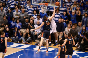 NCAA – La nouvelle séquence folle de Zion Williamson !