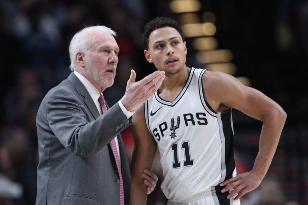 Gregg Popovich explique au Spur Bryn Forbes comment manier le tir à 3 points, arme des San Antonio Spurs.