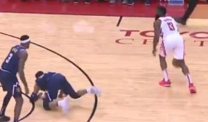 NBA – James Harden refait le coup du crossover mortel !