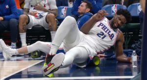 NBA – Joel Embiid en souffrance avec son dos