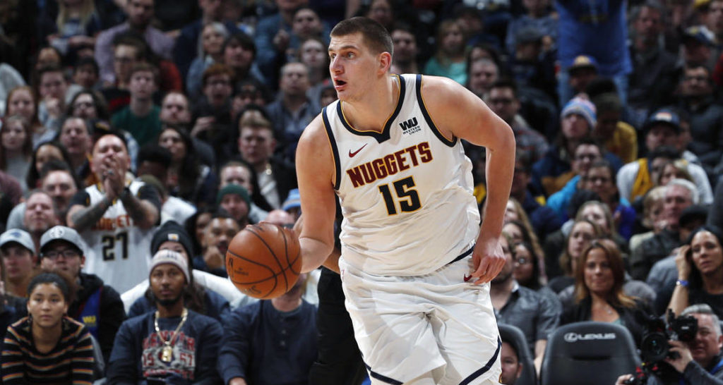 Sous les couleurs de Denver, Nikola Jokic s'impose comme meneur de jeu alors qu'il est pivot.