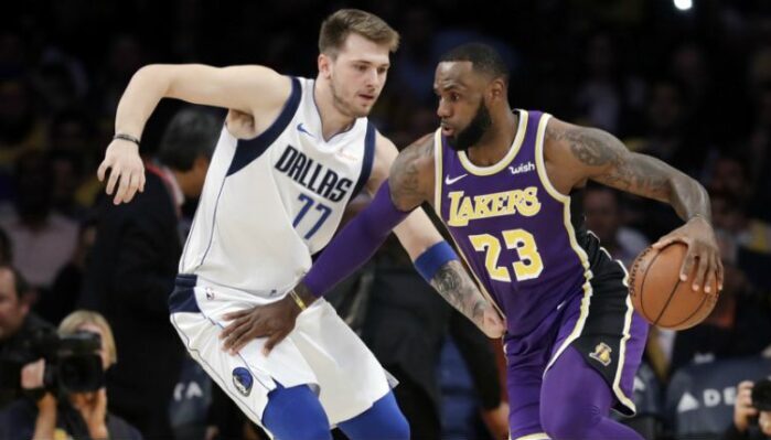 Luka Doncic face à LeBron James lors d’un match opposant les Dallas Mavericks aux Los Angeles Lakers