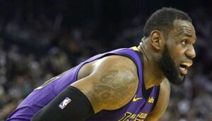 NBA – LeBron joue-t-il blessé ? Une vidéo inquiète les fans