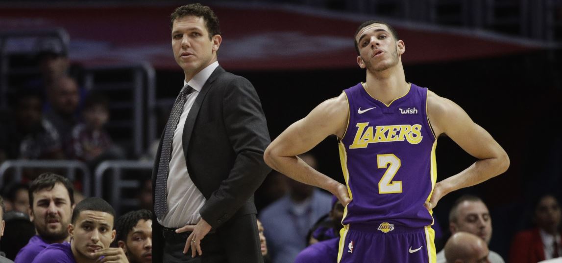 Luke Walton appelle Lonzo Ball a faire preuve de plus d'agressivité en attaque.