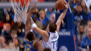 NBA – Top 10 : Luka Doncic tape la bise à Kevon Looney !