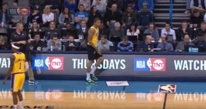 NBA – Quand Michael Beasley tente de rentrer sur le parquet avec le mauvais short