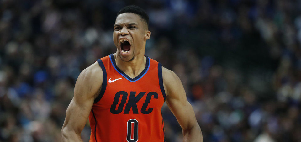 Russell Westbrook réagit à une action du Thunder face à Dallas