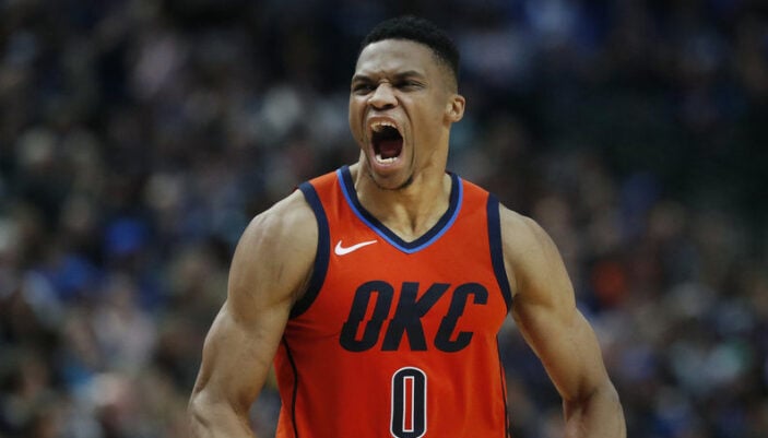 Russell Westbrook réagit à une action du Thunder face à Dallas