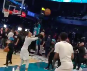 NBA – Quand Curry et Embiid se tapent un petit volley