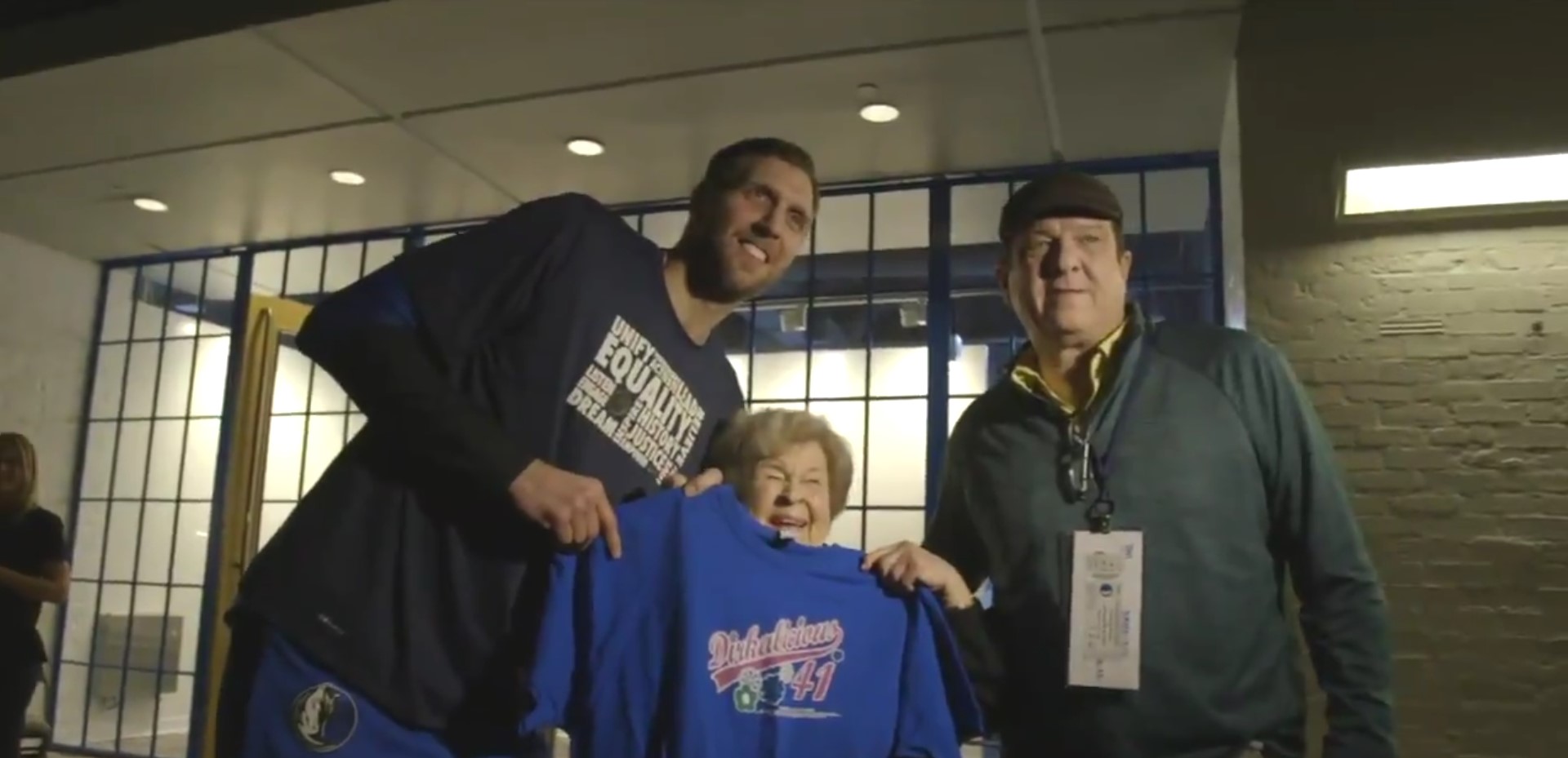 Drik Nowitzki a fait une jolie surprise à une fan de 92 ans