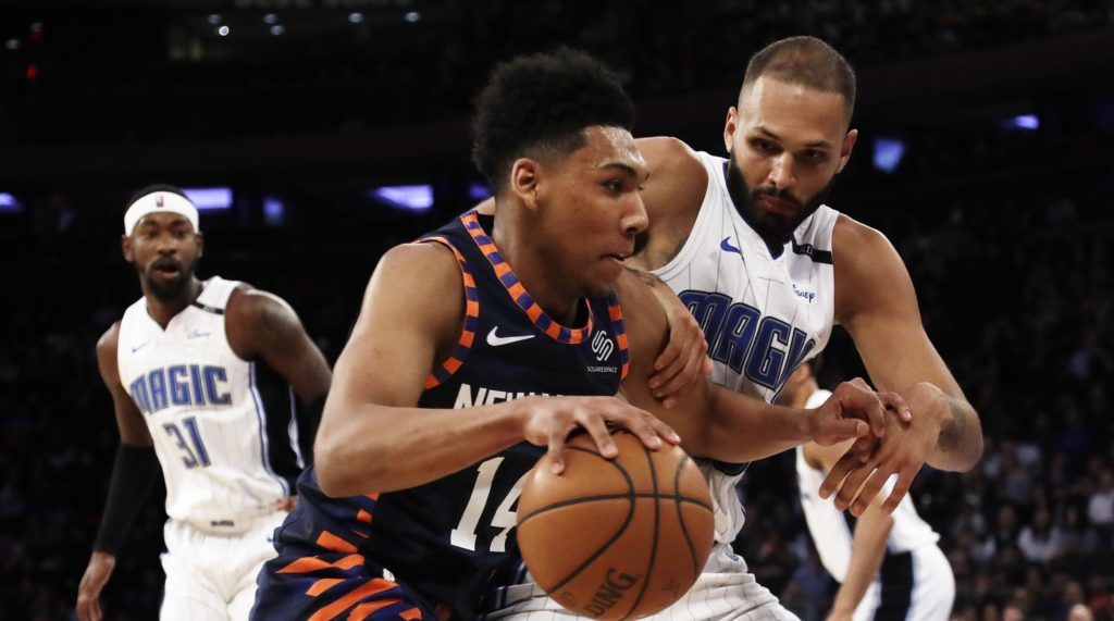 Allonzo Trier ballon en main face à Evan Fournier lors d’un match opposant les New York Knicks au Orlando Magic