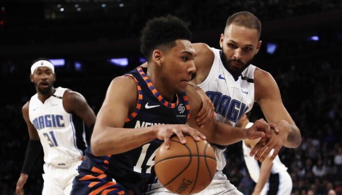 Allonzo Trier ballon en main face à Evan Fournier lors d’un match opposant les New York Knicks au Orlando Magic