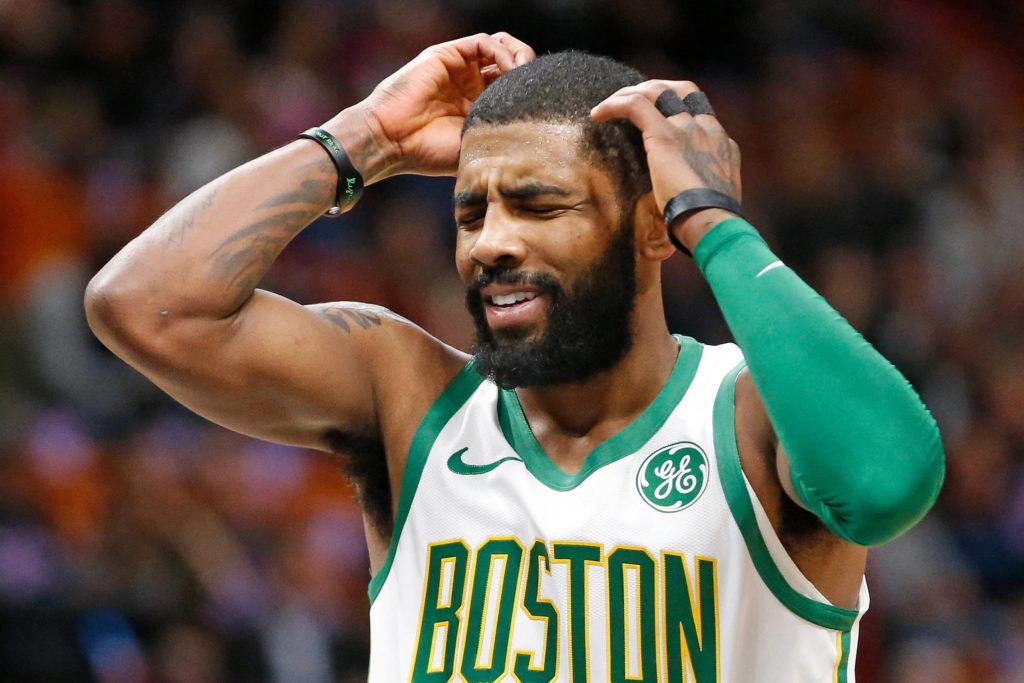 Kyrie Irving dépité sous le maillot des Celtics