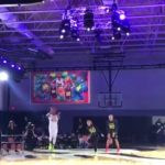NBA – La mère de Stephen Curry rentre un tir du milieu du terrain… à une main !