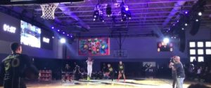 NBA – La mère de Stephen Curry rentre un tir du milieu du terrain… à une main !