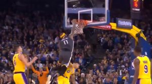 NBA – Le poster monstrueux de DeMarcus Cousins sur Kyle Kuzma !