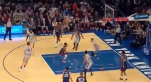 NBA – L&rsquo;énorme tentative de dunk de Dennis Smith Jr