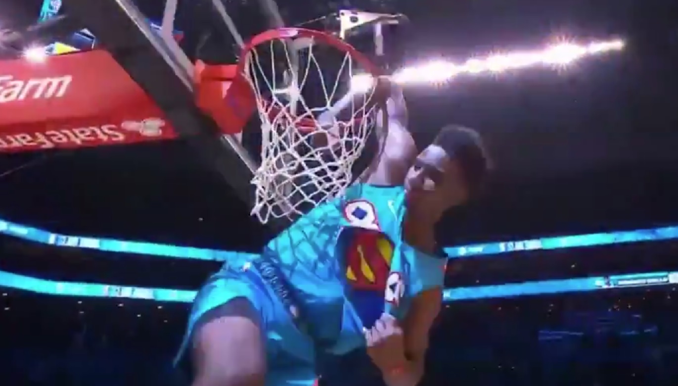 Hamidou Diallo dunk par dessus Shaq pendant le Dunk Contest