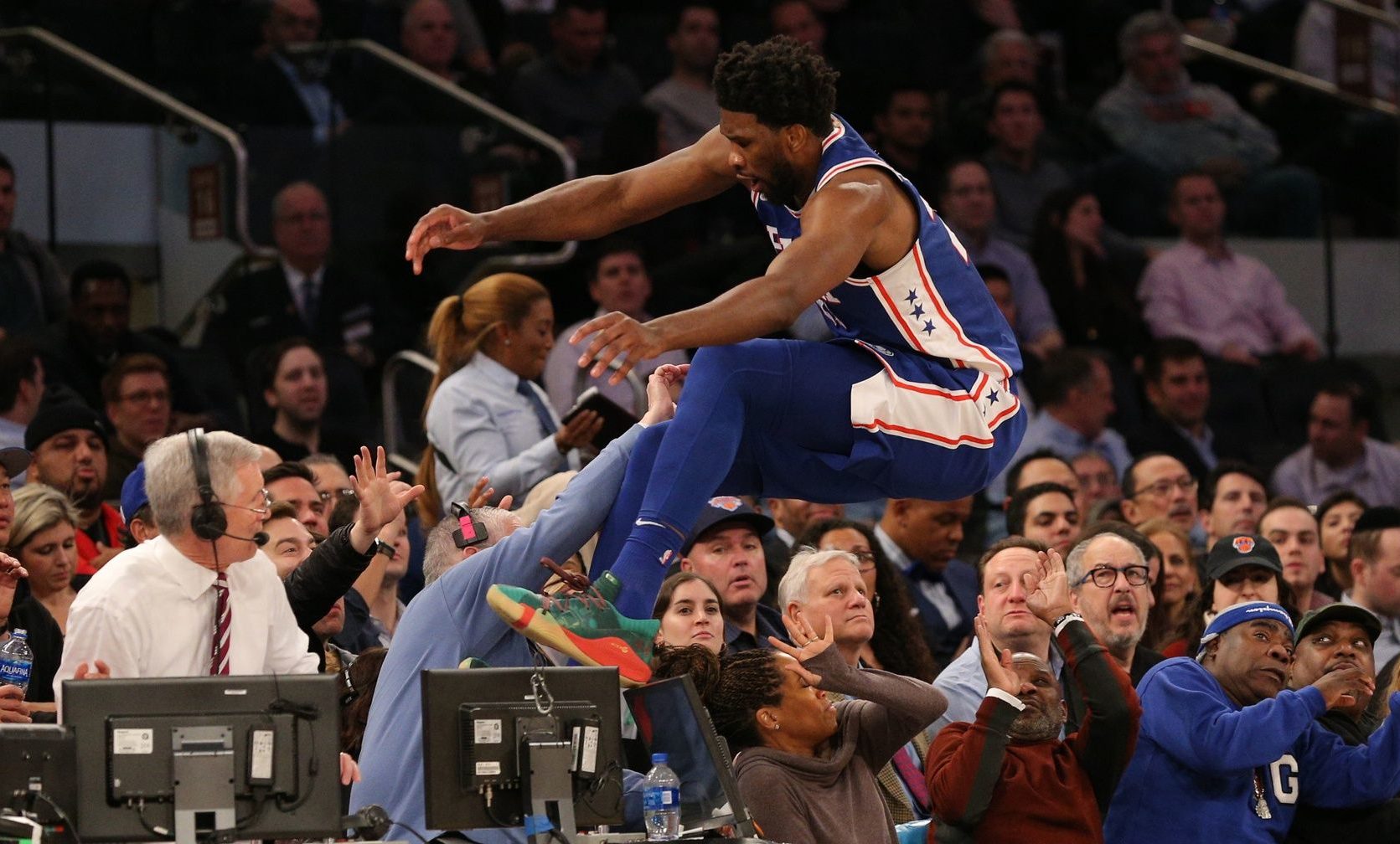 Joel Embiid s'envole par dessus Regina King au Madison Square Garden