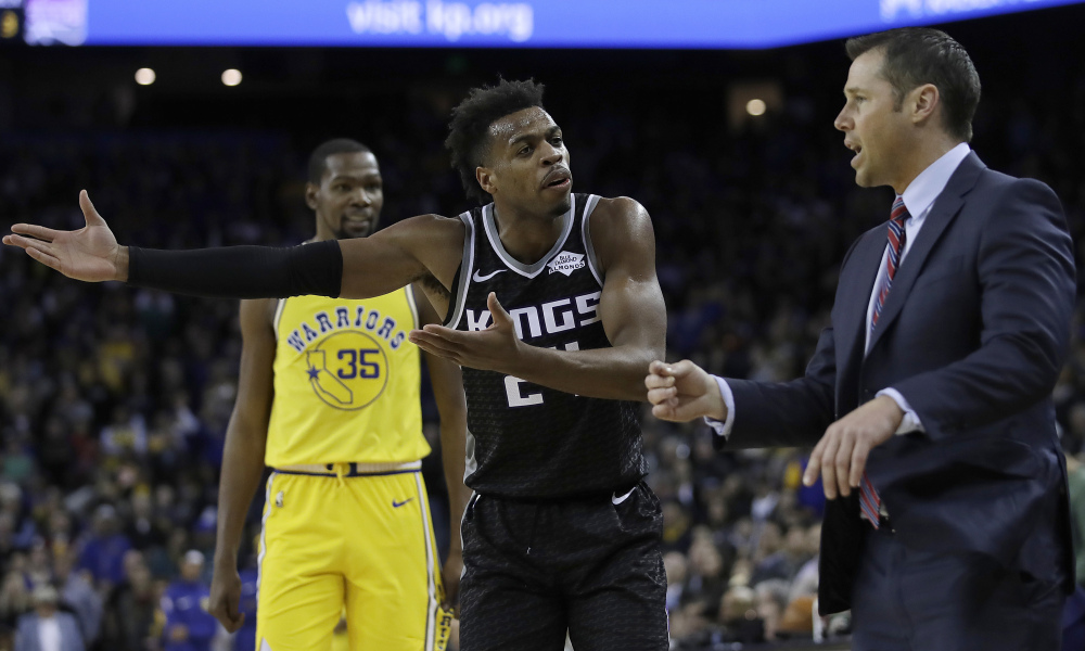 Buddy Hield s'embrouille avec Dave Joerger sous les yeux de Kevin Durant