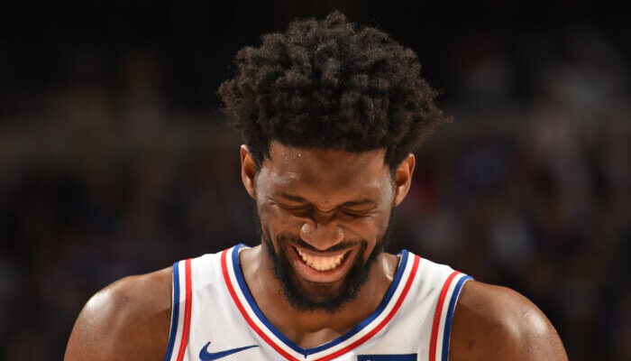 Joel Embiid hilare sous le maillot des Sixers