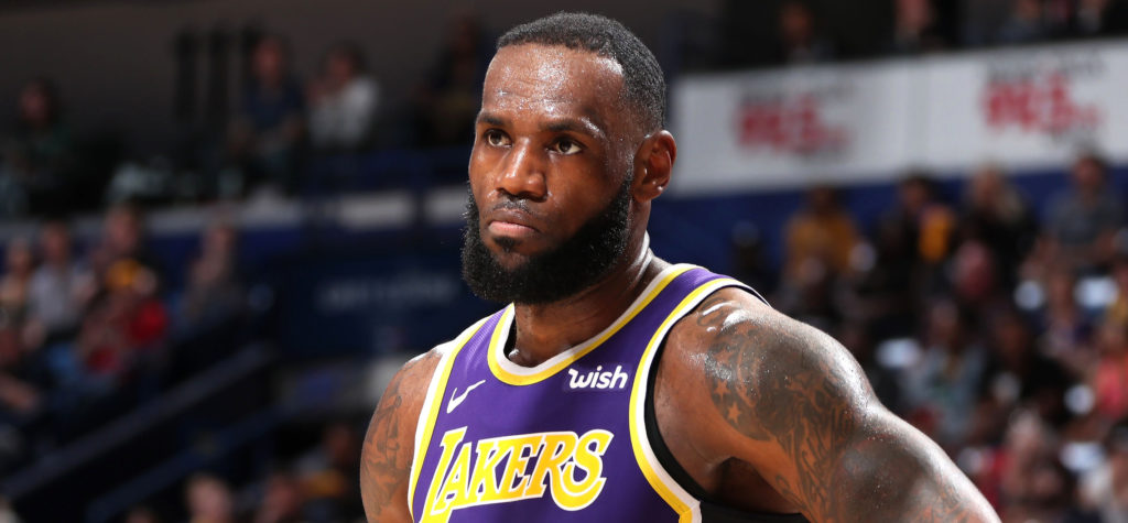 LeBron James pensif sous le maillot des Lakers