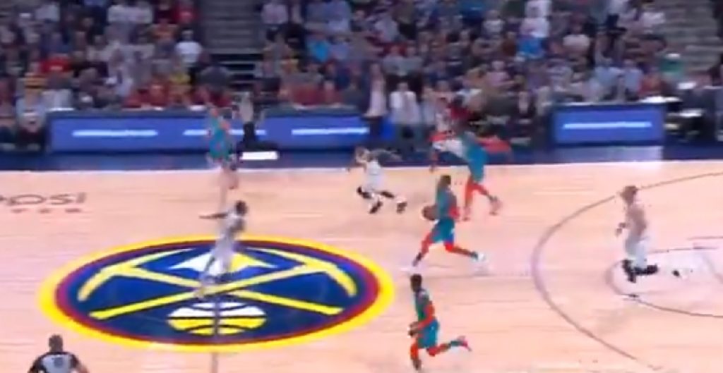 Paul George marque du milieu de terrain au buzzer