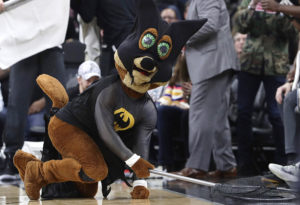NBA – Quand la mascotte des Spurs se bat avec une chauve-souris !