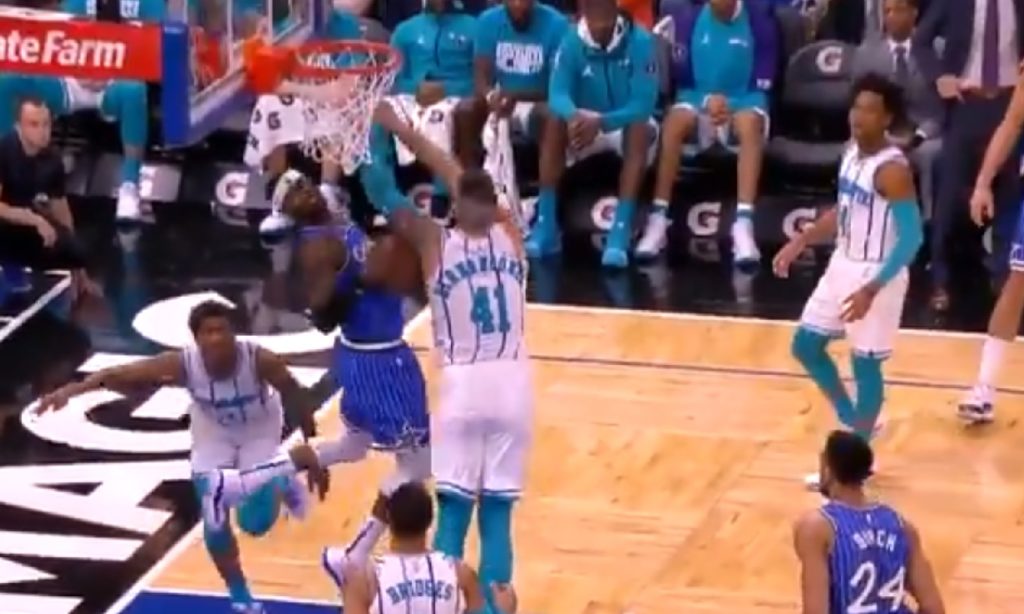 Terrence Ross (Orlando) ressort un dunk de Kobe Bryant