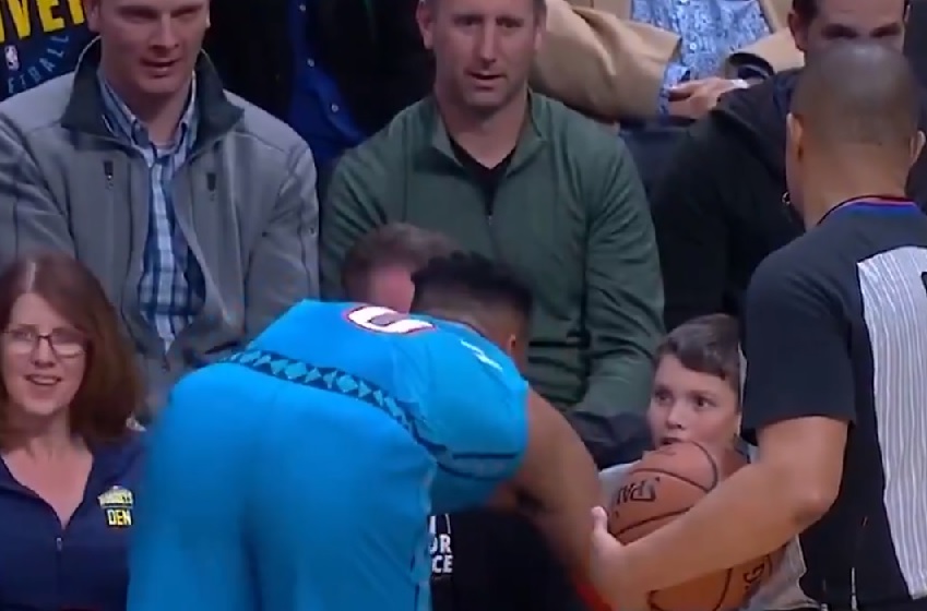 Russell Westbrook donne une leçon à un jeune fan