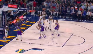 NBA – Top 10 : Anthony Davis grimpe littéralement sur Rudy Gobert !