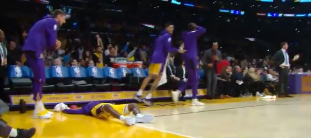 Le banc des Lakers fou après le cross de Lance Stephenson