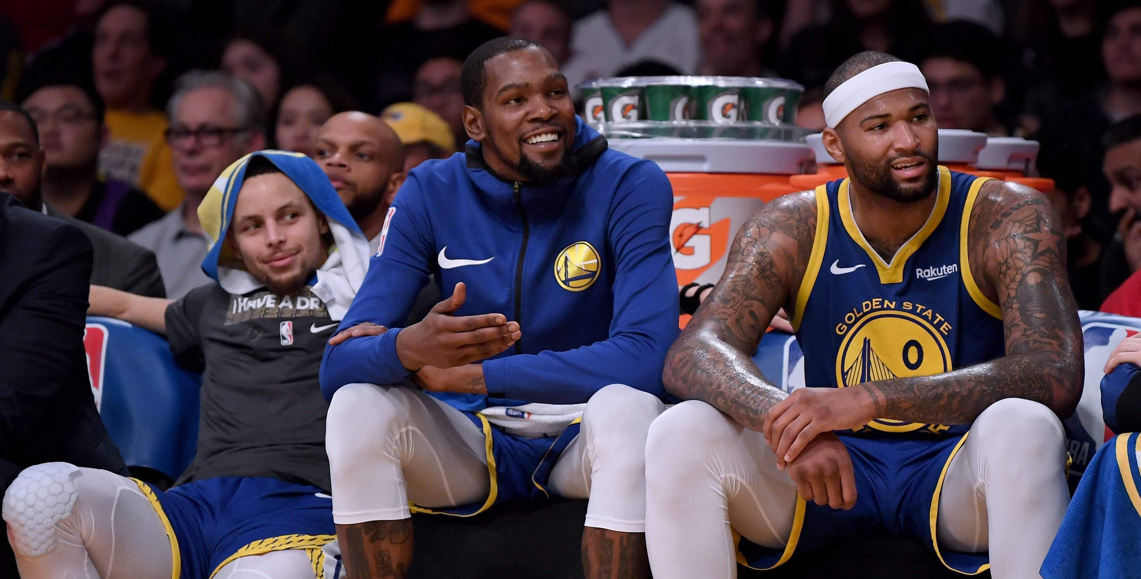 Steph Curry, Kevin Durant et DeMarcus Cousins sur le banc