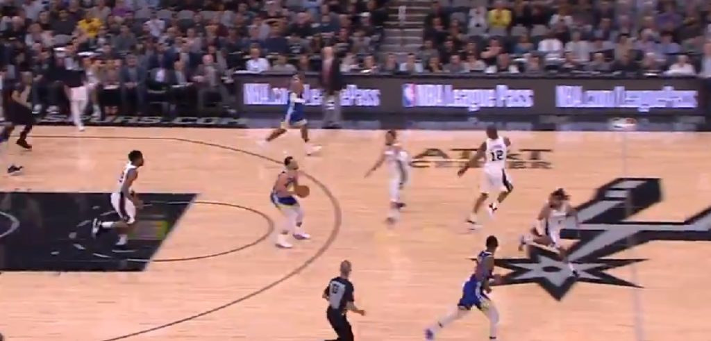 Steph Curry marque un très long tir face aux Spurs